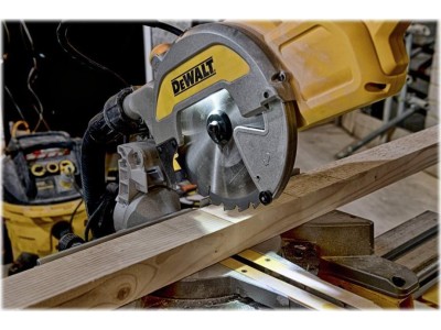 DeWALT DWS777-QS - Zug-Gerährungssäge - 1800
