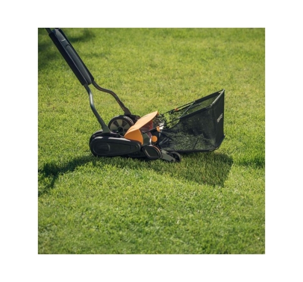 Fiskars StaySharp Max manual reel mower 46 cm